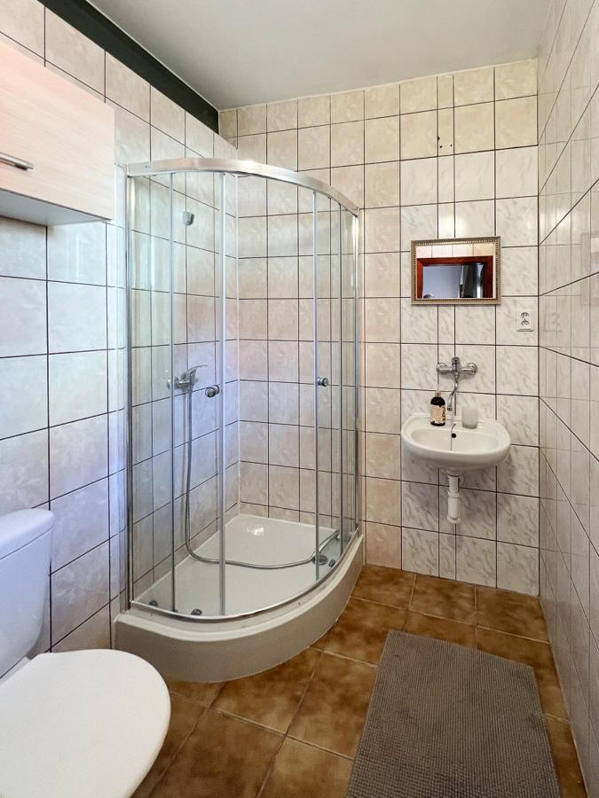 2- Postelova Izba S Kupelnou Emka V Penzion เตรสต์เยนา ภายนอก รูปภาพ